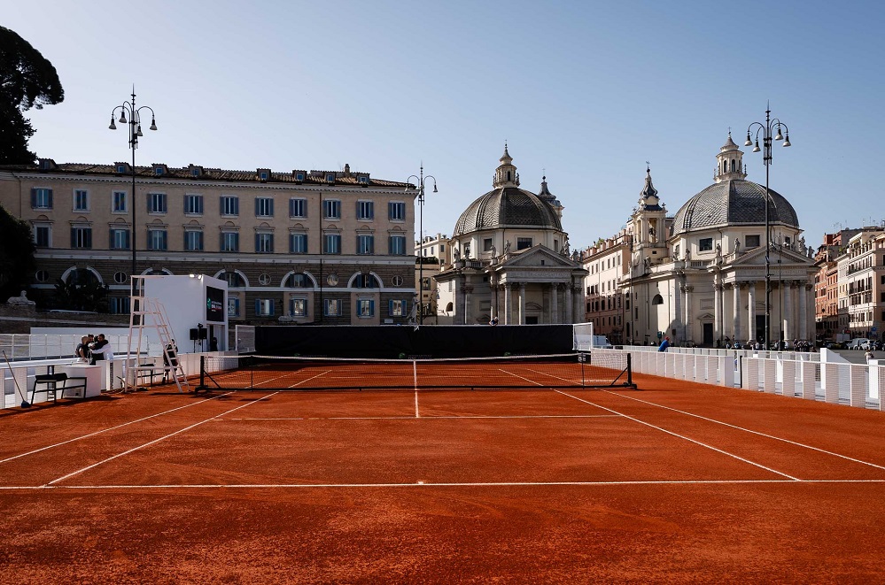 Il campo in terra rossa allestito a Piazza del Popolo