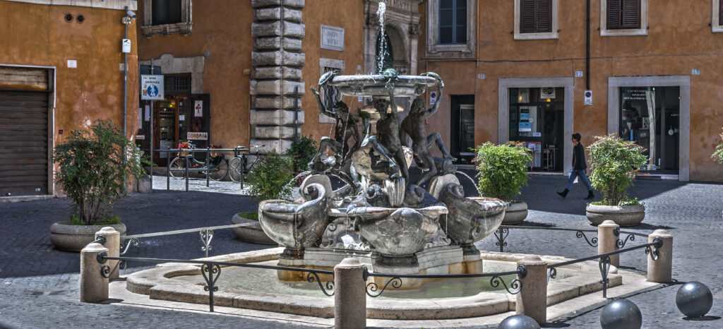 La Fontana delle Tartarughe nel rione Sant'Angelo, a Piazza Mattei