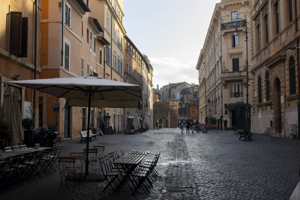 Via del Portico d'Ottavia al ghetto, in fondo l'area archeologica