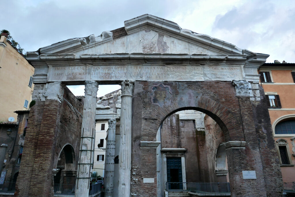 L'entrata della Chiesa di Sant'Angelo in Pescheria sullo sfondo degli archi del Portico d'Ottavia