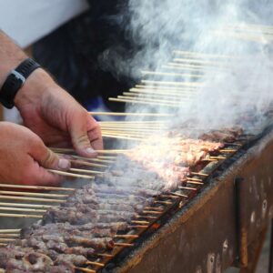arrosticini in cottura su una graticola