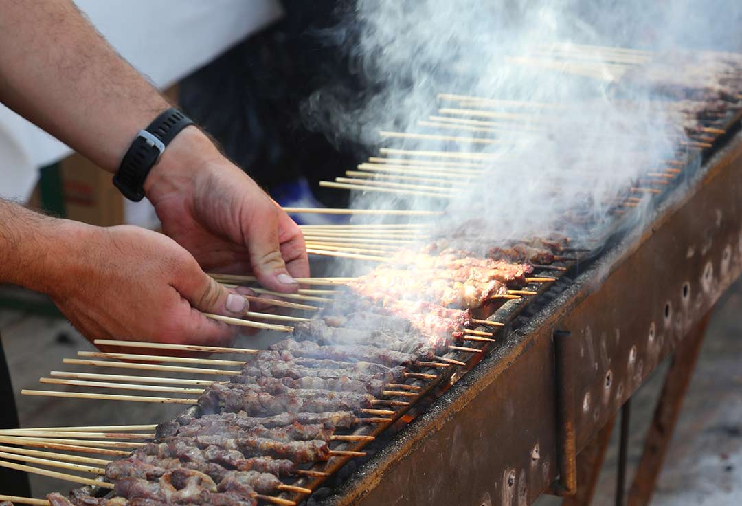 arrosticini in cottura su una graticola