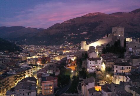 veduta notturna del Castello di Itri