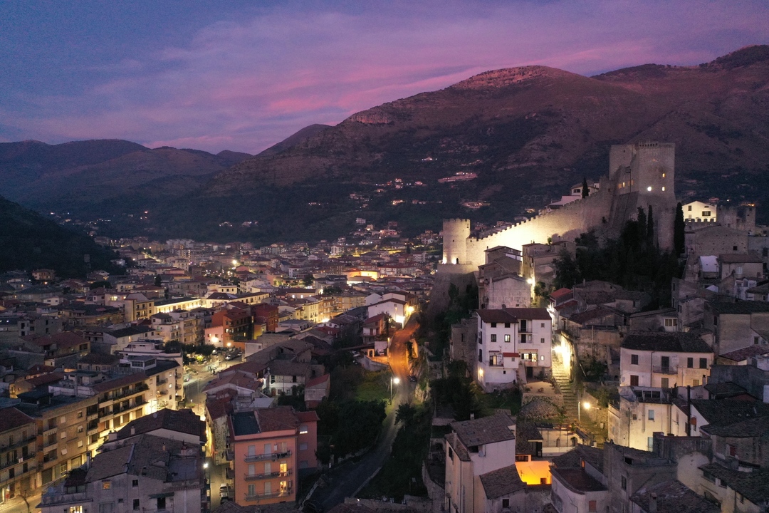 veduta notturna del Castello di Itri