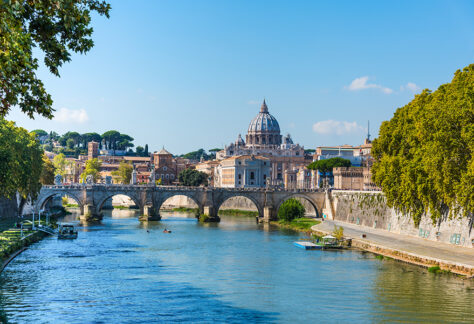Veduta di San Pietro lungo il Tevere