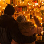 Coppia ad una bancarella addobbata per il Natale