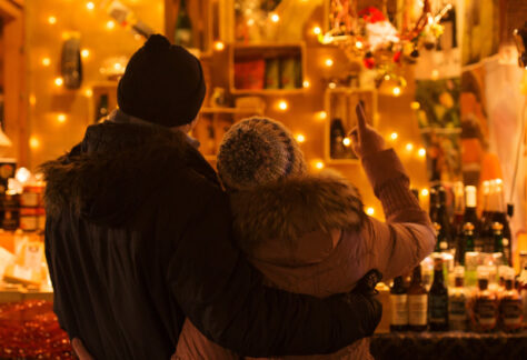 Coppia ad una bancarella addobbata per il Natale