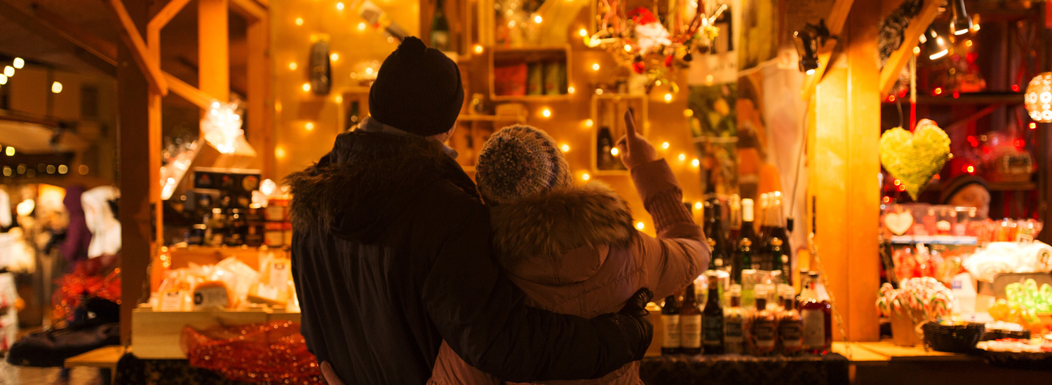 Coppia ad una bancarella addobbata per il Natale