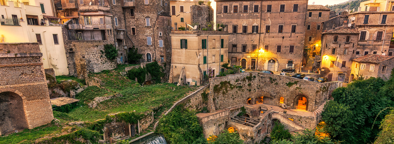 Scorcio del centro di Tivoli all'imbrunire