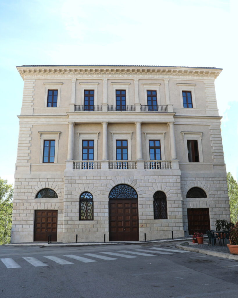 Palazzo Ferrari o Palazzo Vespignani - www.retedimorestorichelazio.it