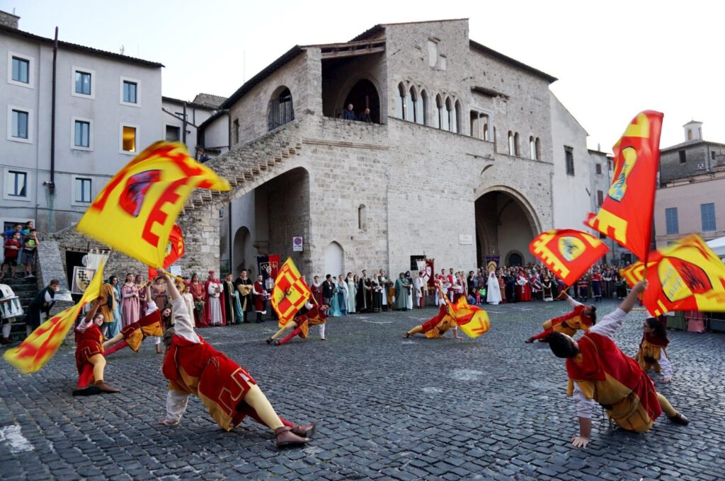 Palio delle Corti, sbandieratori - Facebook @Due Mondi - rievocazione storica medievale & Palio Delle Corti - Ceprano