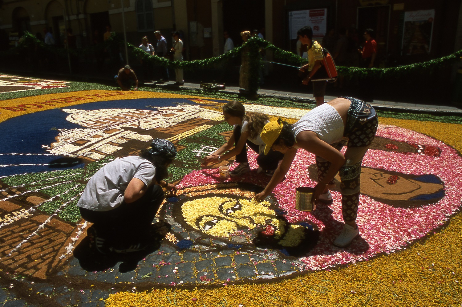 posa dei petali all'Infiorata di Genzano di Roma