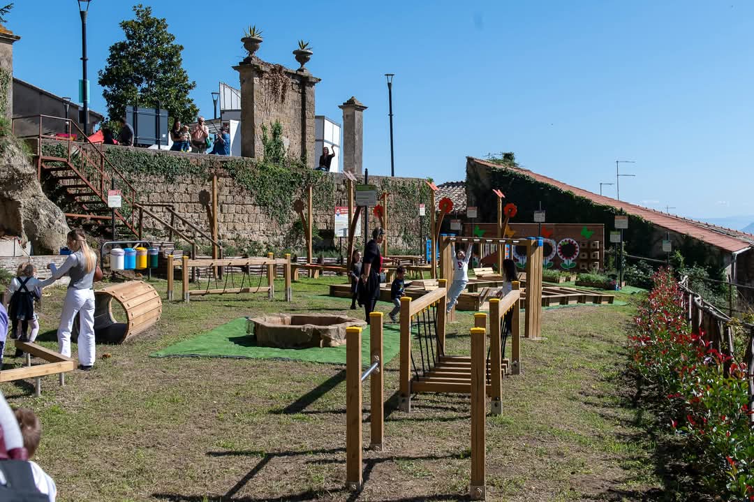 Fotografia del Giardino dei cinque sensi di Caprarola, mostra un ambiente all'aria aperta con giochi per bambini