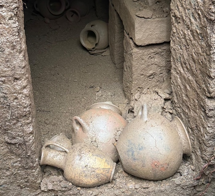 L'interno della tomba etrusca a Barbarano romano