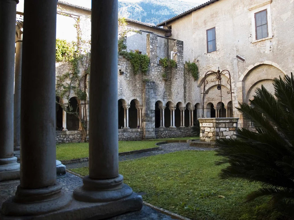Abbazia di Valvisciolo, chiostro