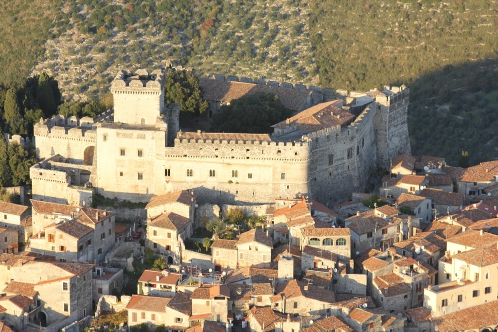 Castello Caetani, vista dall'alto - retedimorestorichelazio.it