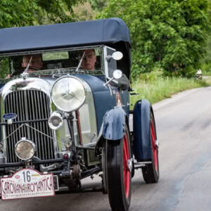 Due auto d'epoca partecipanti alla Carovana Romantica