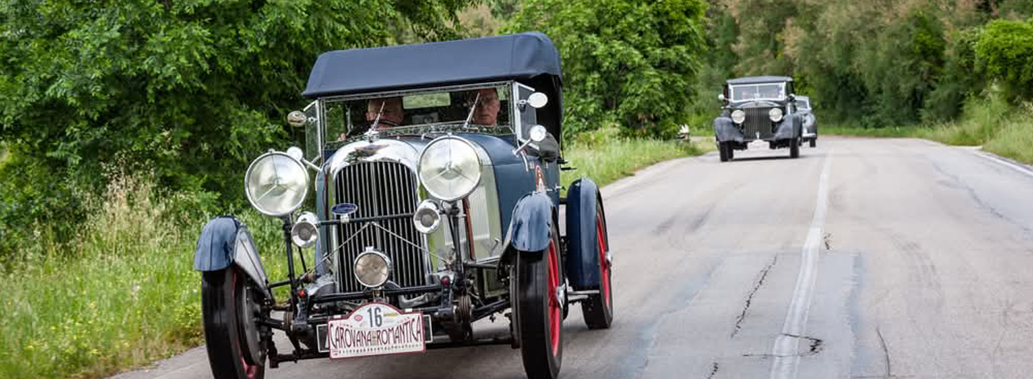 Due auto d'epoca partecipanti alla Carovana Romantica