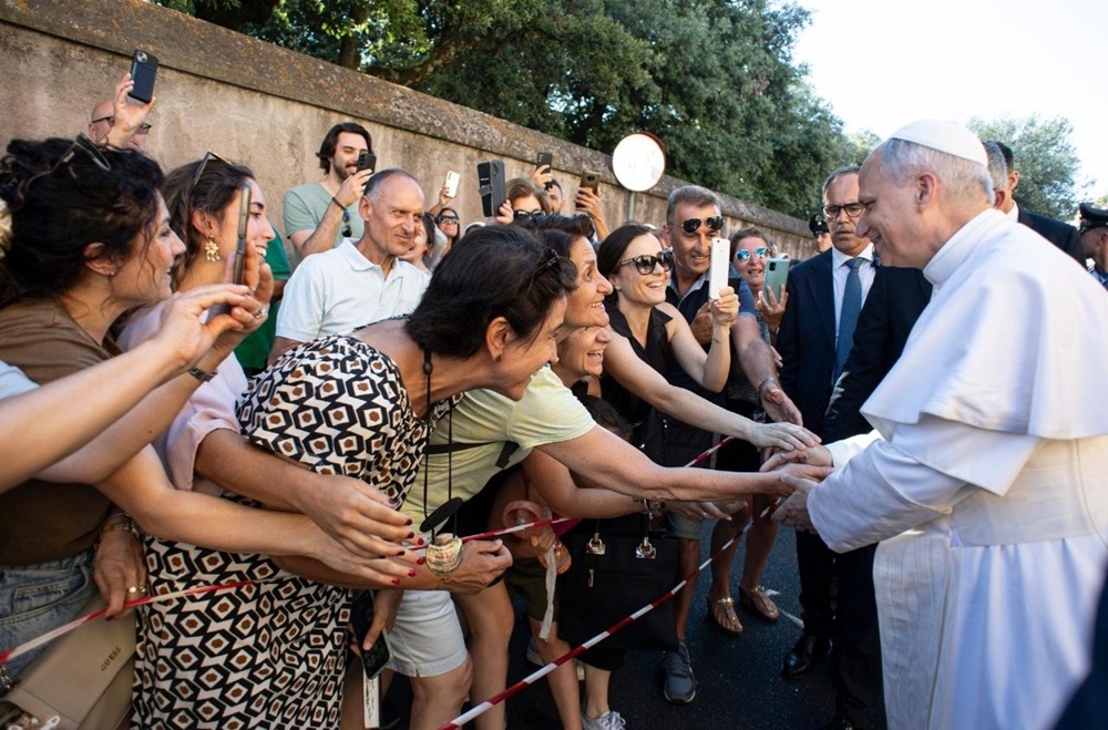 Il saluto della comunità di Castel Gandolfo all'arrivo del Papa