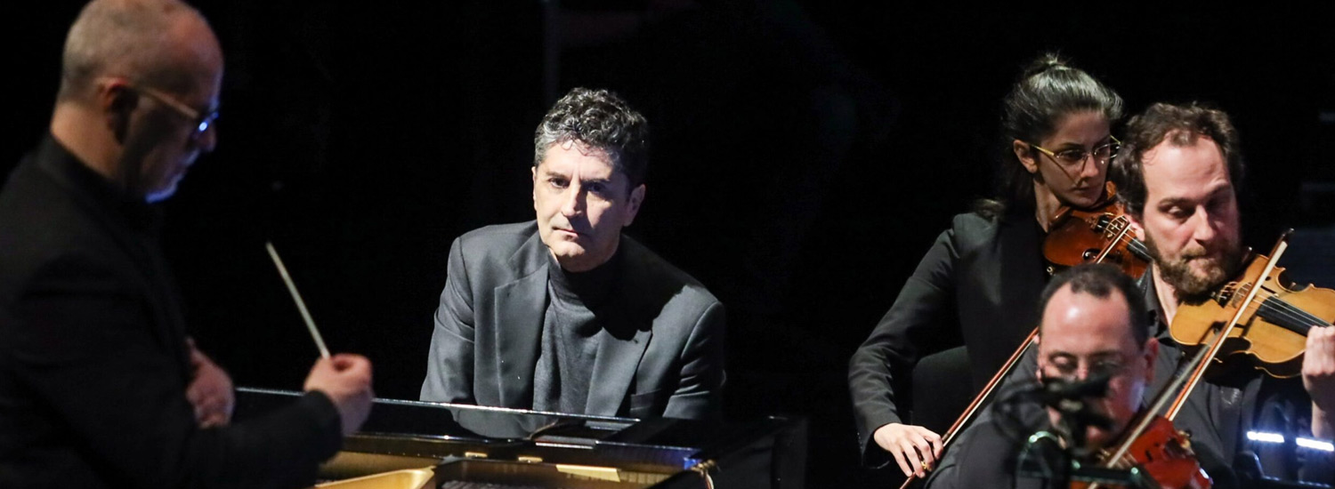 Marco Sensi con la sua orchestra sul palco