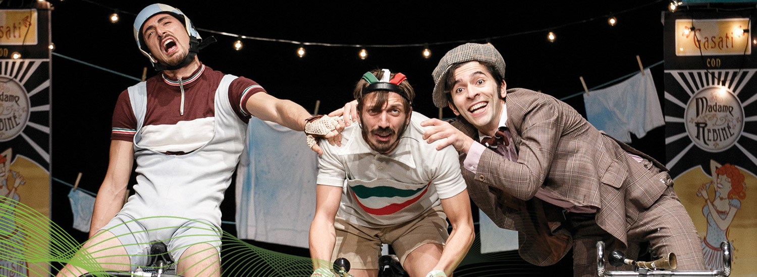 Primo piano dei tre protagonisti in scena