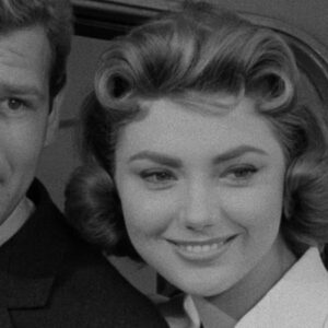 Sylva Koscina e Renato Salvatori abbracciati in una scena del film