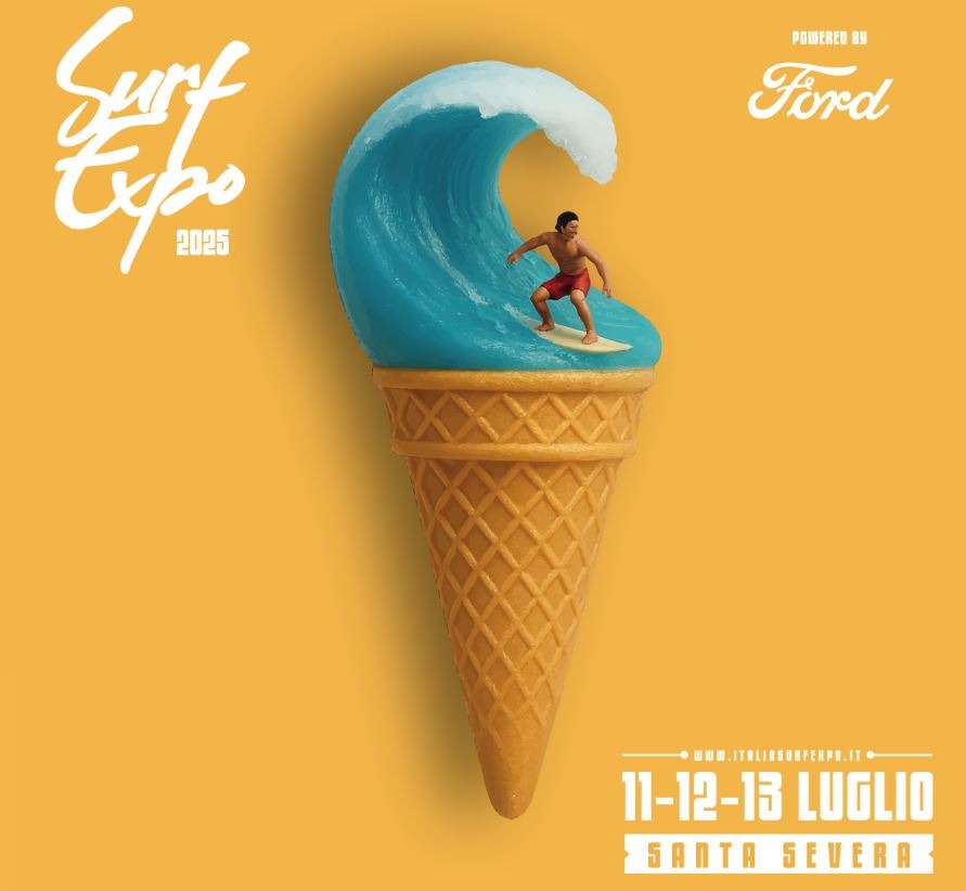 Cono gelato con il gusto azzurro che forma un'onda ed un surfista