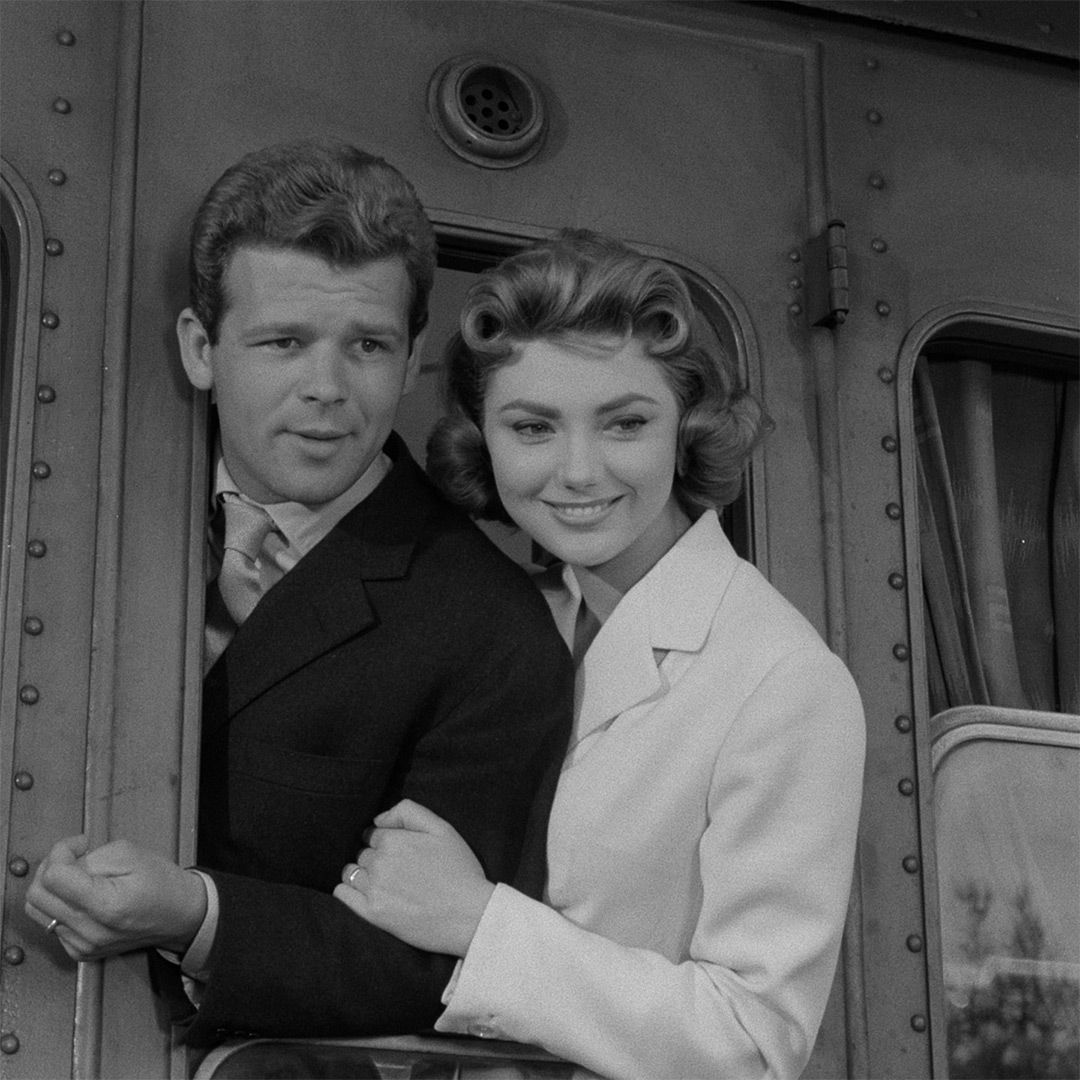 Sylva Koscina e Renato Salvatori abbracciati in una scena del film