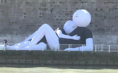 Gli amanti gonfiabili sulla riva del Tevere