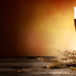 Boccali di birra e spighe di grano