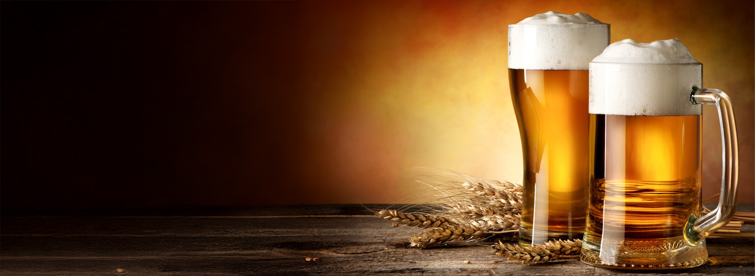 Boccali di birra e spighe di grano