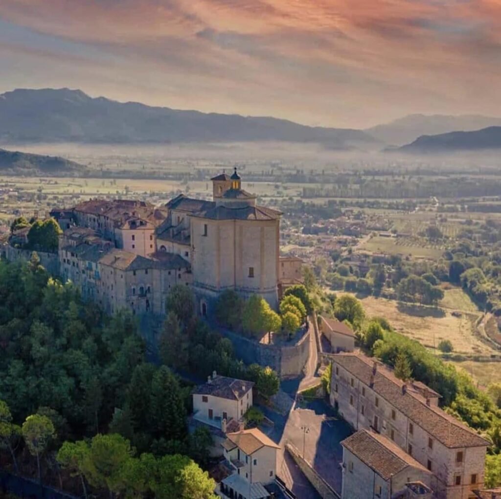 panorama di Contigliano - Facebook @comunecontigliano