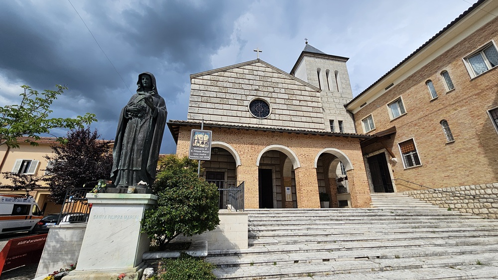 L'ingresso al Santuario e la statua in bronzo di Santa Filippa Mareri