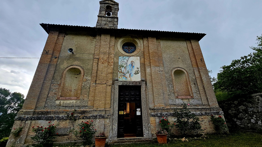 La facciata del Santuario di Santa Maria Apparì