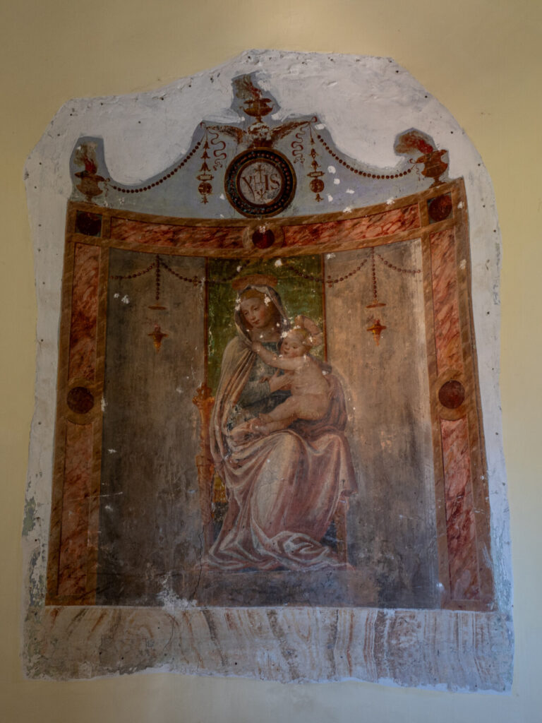 Castello Baronale Boncompagni Ludovisi, affresco della Vergine nella Cappella - retedimorestorichelazio.it
