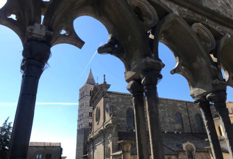 Viterbo_CattedraleSLorenzo_VedutaLoggiaPalazzoPapale