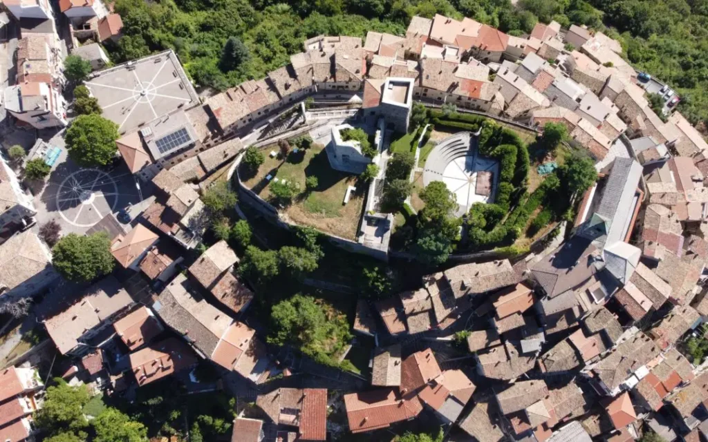 Castello Borghese - Facebook @VivaroRomano