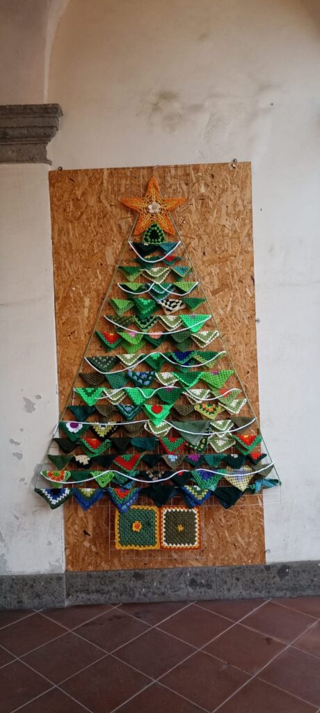 Presepe di lana all'uncinetto a Monterosi, particolare dell'Albero di Natale