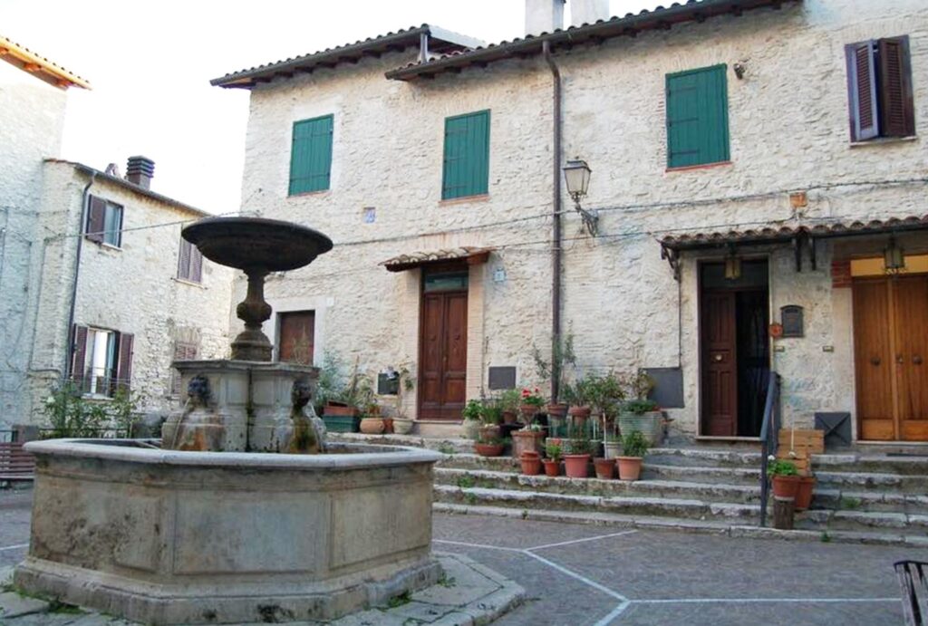 fontana in piazza Municipio - comune.nerola.rm.it