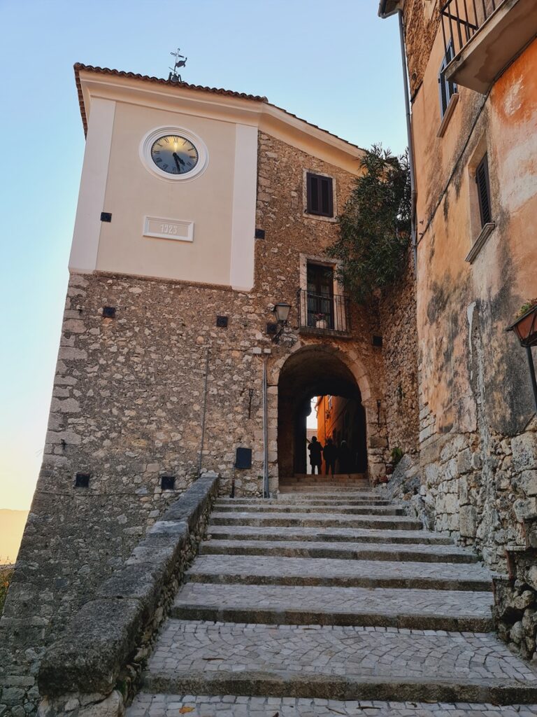 Salita al Castello e al Santuario di San Donato Martire