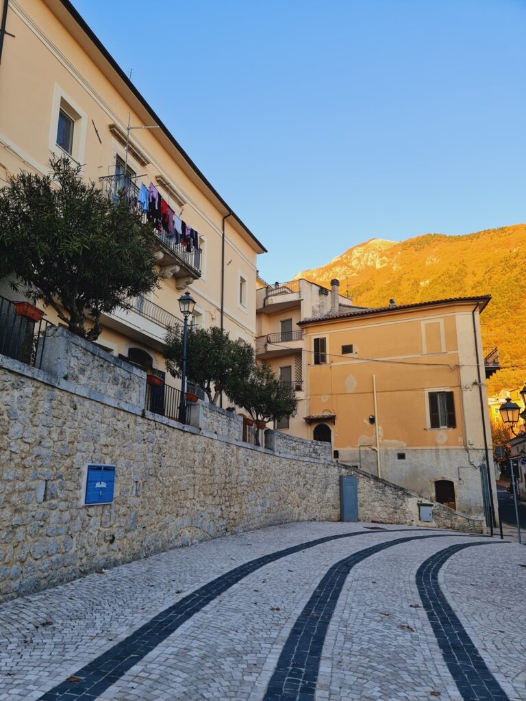 Memoriale della Shoah, le tre linee scure