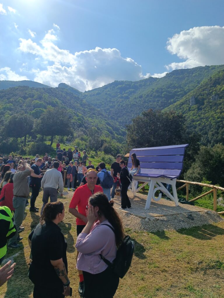 Big Bench 410 - Facebook @supinoinvetrina