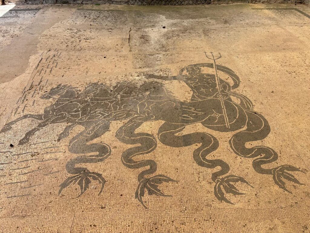 Terme Romane, dettaglio - Facebook @supinoinvetrina