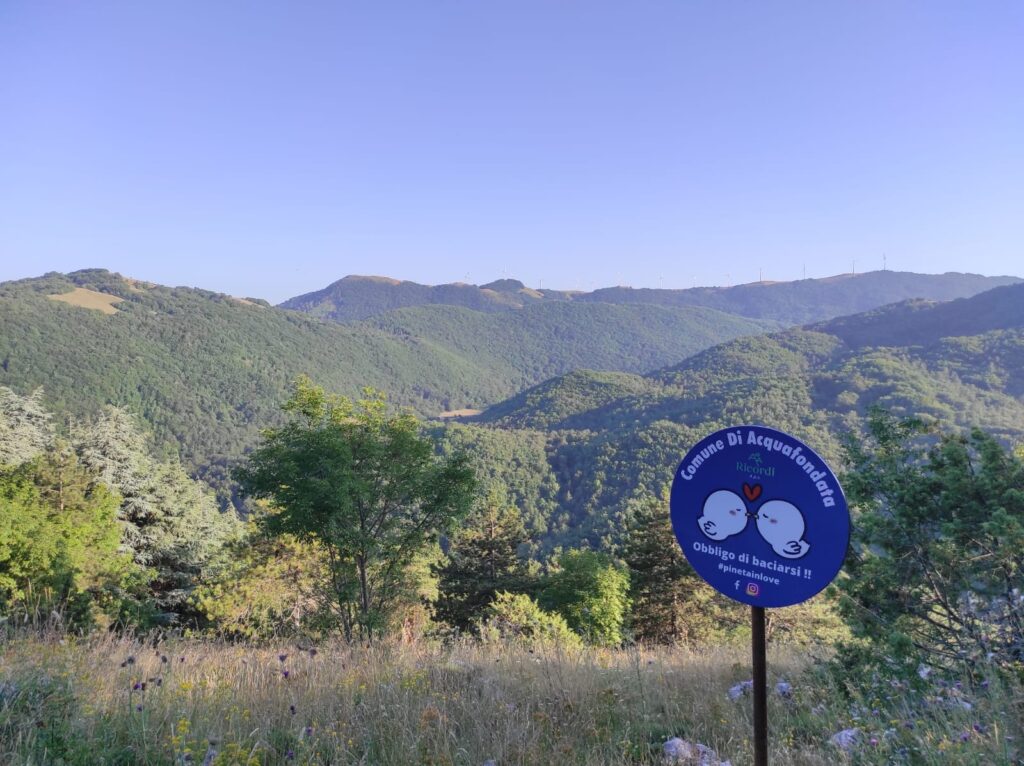 Obbligo di Baciarsi ad Acquafondata - Facebook @ComuneAcquafondata