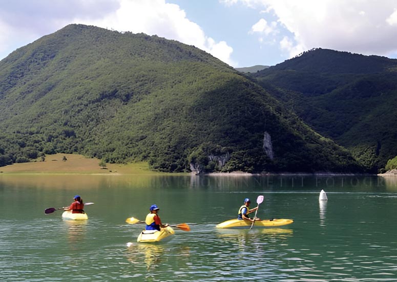 In kayak sul lago del Turano, foto da www.viviturano.com