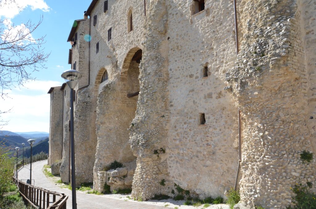 le mura di Poggio San Lorenzo - Facebook @scopripoggiosanlorenzo