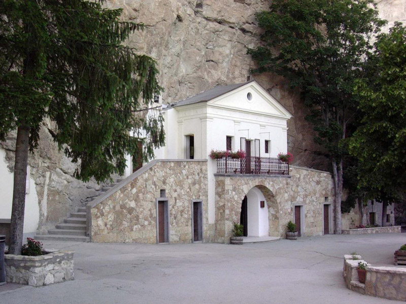 Santuario della SS. Trinità 1 - comunevallepietra.it