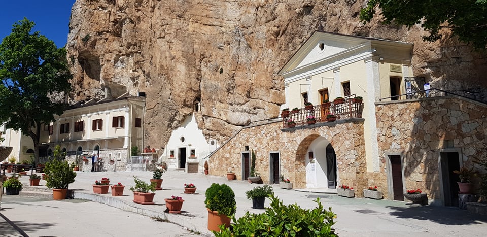 Santuario della SS. Trinità - comunevallepietra.it