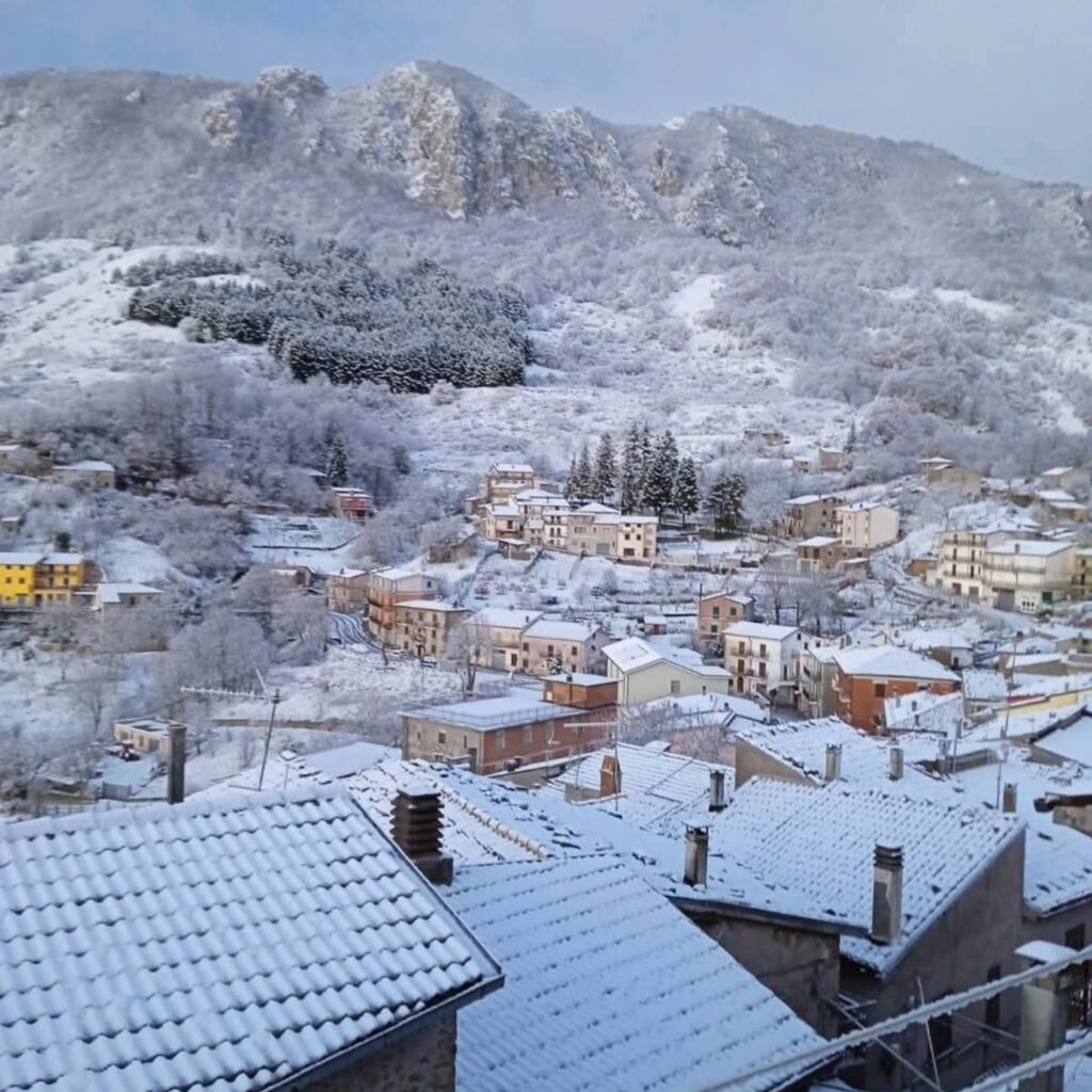 borgo di Collegiove innevato - Facebook @prolococollegiovesabino