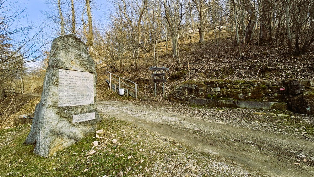 Il monolite con il brano Dolcenera di De André